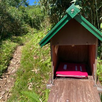 登山届を書いて登り始めます。