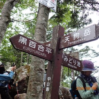 中山峠に到着
左の黒百合ヒュッテに向かいます
明日朝はここから右の天狗岳に進みます