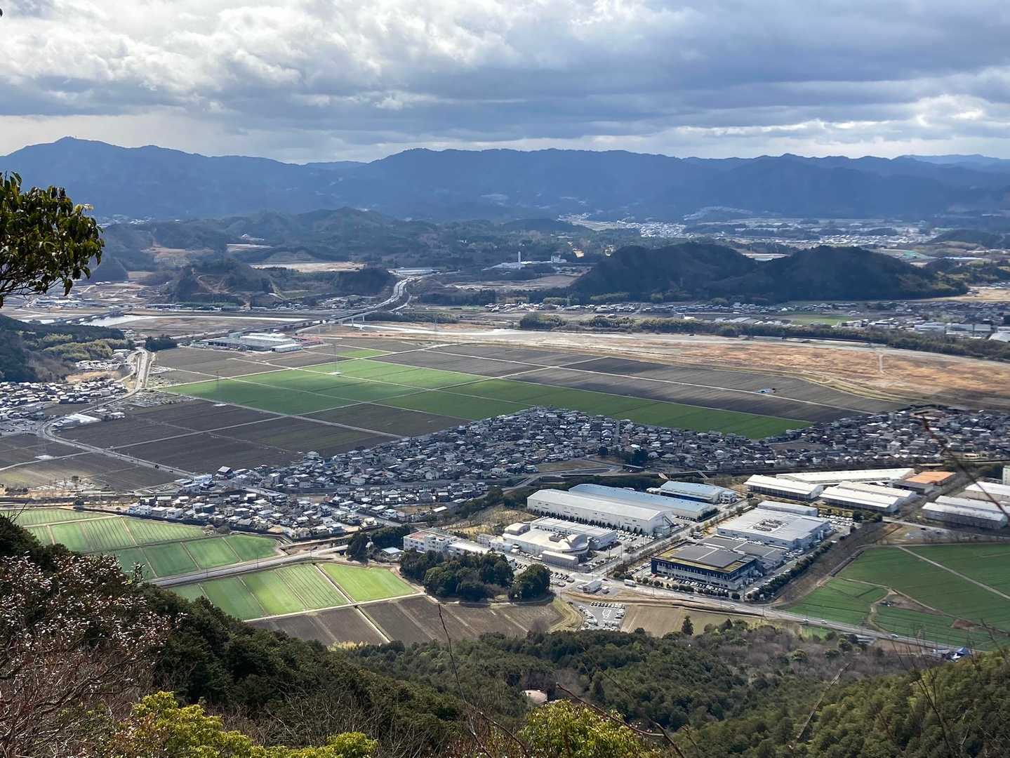 「展望所」からの眺望。その③
もう何の山か、わかりませ〜ん。
山と山の間をくねくねっと走っているのが「名神高速道路」