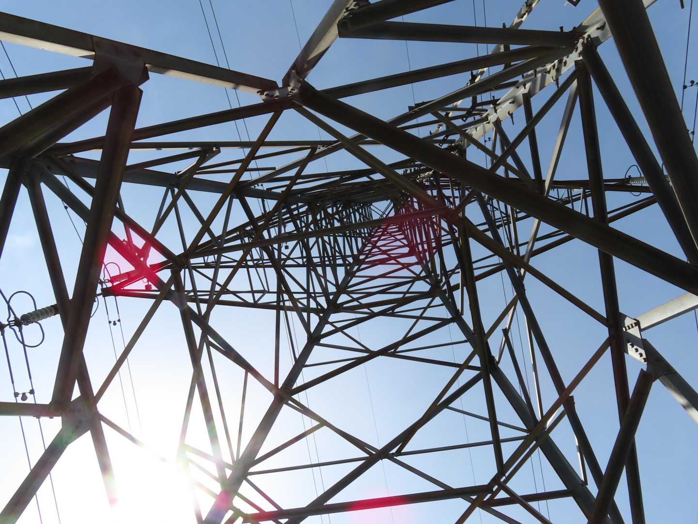 送電線登山道だけに鉄塔の下を通ります。