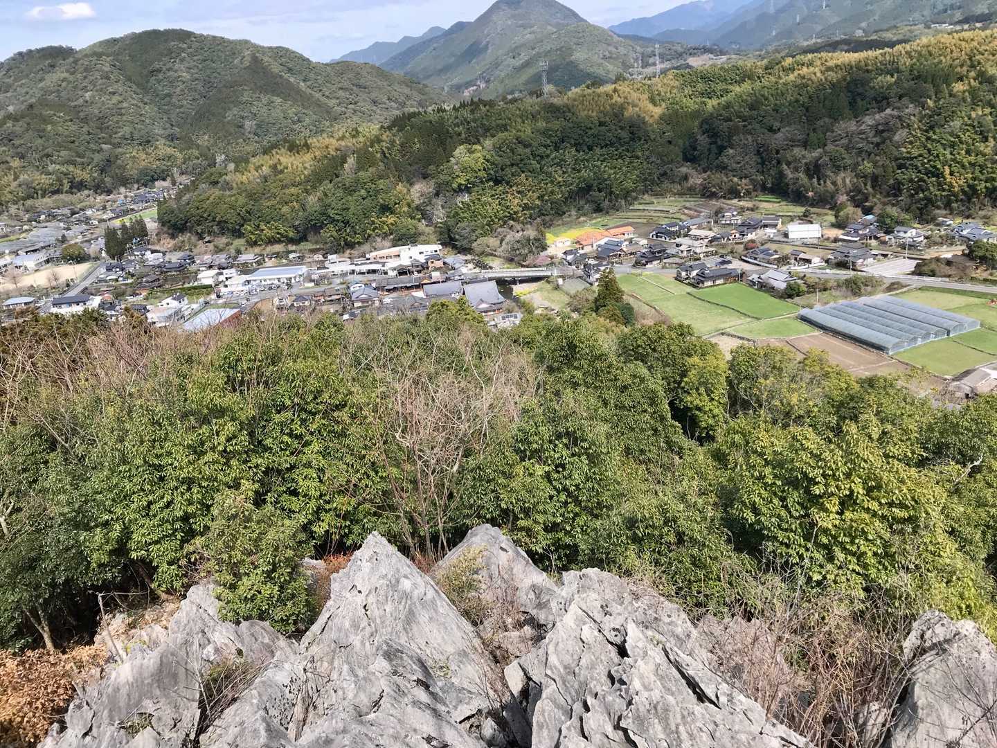 岩の上から東陽の村を見る