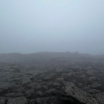 100名山の山頂を貸切❗️
…おや❓真っ白になってきましたよ
下界が全く見えません…