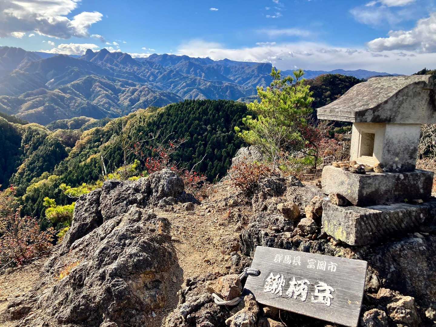写真撮る余裕なく山頂に到着。