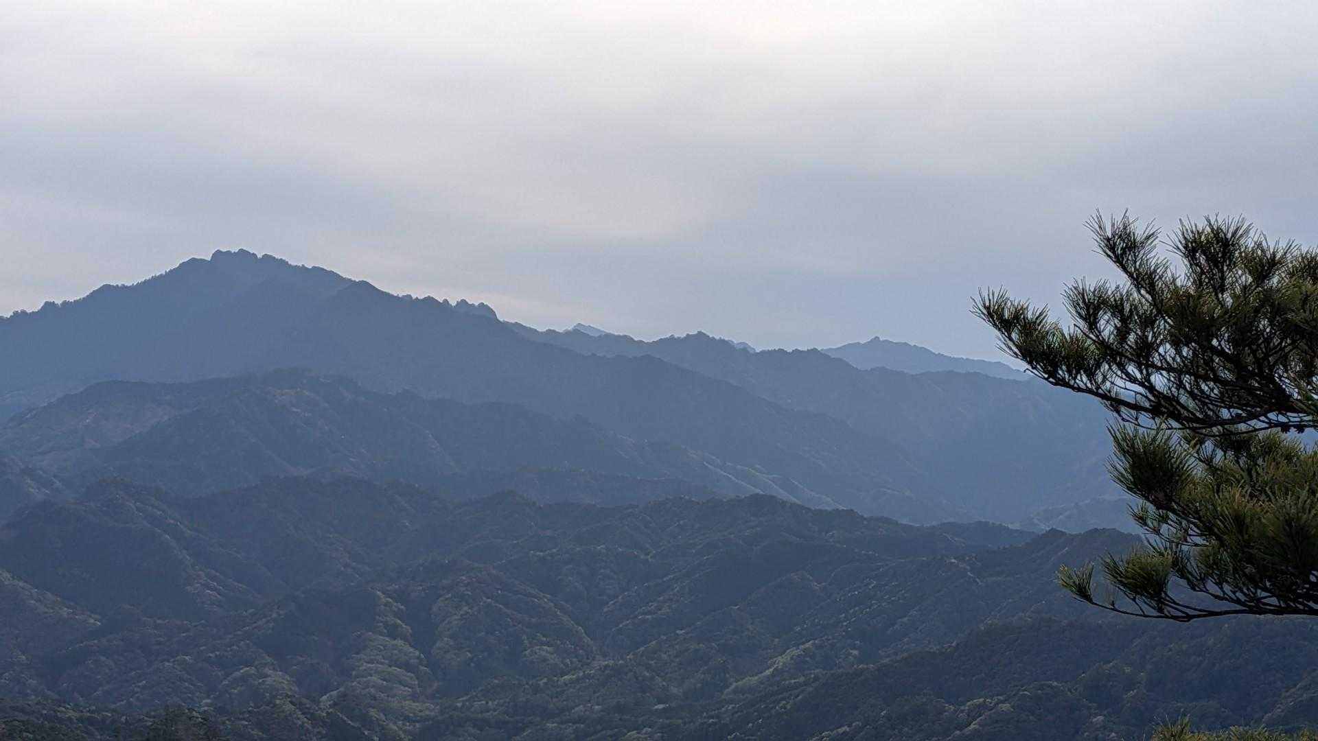 傾山の右の稜線見てたら、祖母山もあるような。