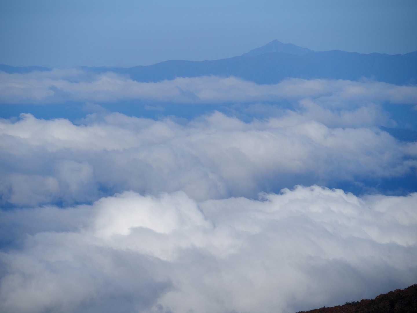 前山からの朝日連峰方面！