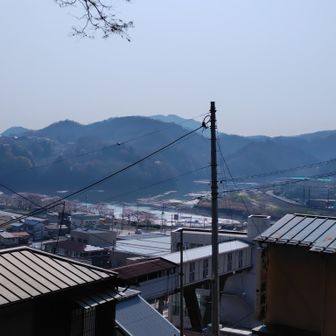 段丘に建てられた駅。
バスの乗り場がある広場からエレベーターで５階に上がった跨線橋。
線路は3階くらい？