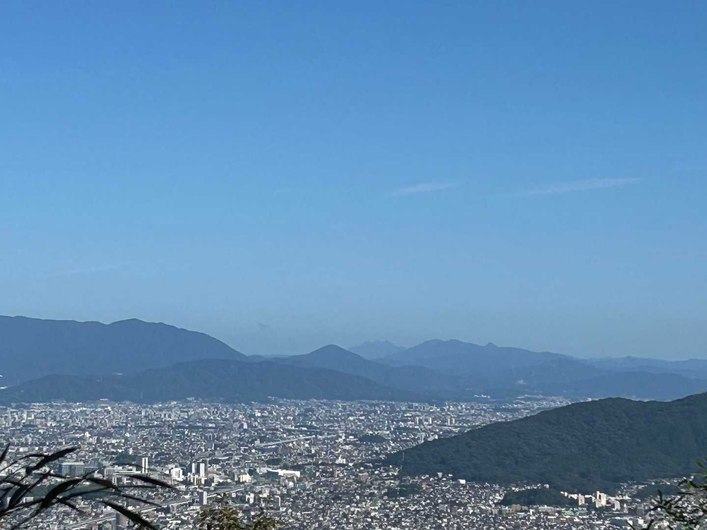 正面の大根地山の右手の奧に英彦山が薄っすらと見えました。