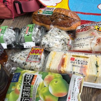山頂ベンチでランチタイム🍴
相変わらずの食べ過ぎ⁉️😆