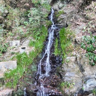 水無瀬の滝へ立ち寄り
後鳥羽上皇も行幸された由緒ある滝
ただ隣の天王山トンネルの騒音が…
