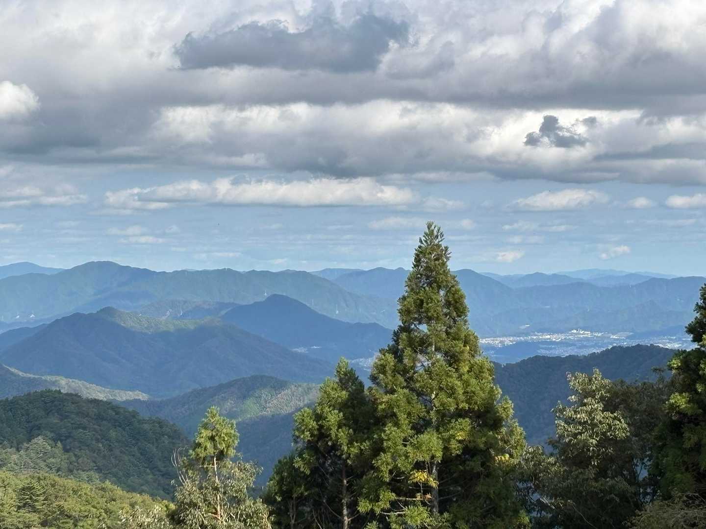 その眺めをよくよく見ていくと
向こうに白木山
その手前が阿武山と権現山
右の手前が向山さらに右に窓が山
…ってことはあれは安佐南区の街なんだ🤗