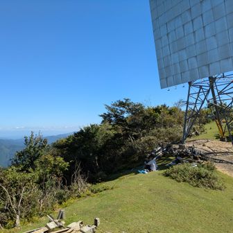 反射板が向かい合っていて、下は芝生のようで心地よい