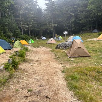 明日鳳凰三山登る方が大半のため明日はみんな4、5時スタートだそう　実際早朝なのにけっこう賑やかでした😅