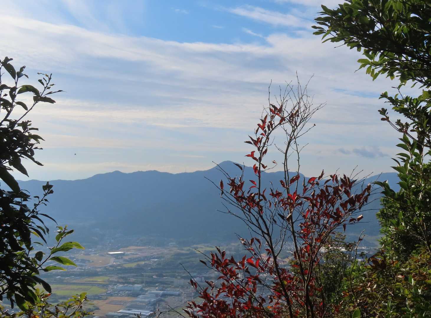 由布見岩から貫山を見る
