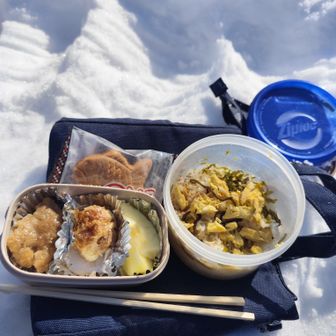 彩りなし笑
今日は食べ物固くなるか軽く実験です。
お弁当寒い車内に７時から放置(5時間半)
酢飯ーご飯柔らかく酢効果で疲れにも良さそう♪
照焼きーやっぱ肉は冷めると硬め△
たこ焼きー驚きの柔らかさ◎(具材いもチーズ)
りんごー冷たいが食感変わらず◯
たい焼きー甘いの最高😋