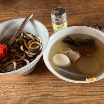私はおでん🍢を、息子はマサカリカレーのご飯入り🍛を食べました。
このカレー、カレーうどんかと思ったらそうではありません。ご飯の上にウドンが乗ったスパイシーカレーですよ〜。おでんは汁だくで美味しかった。