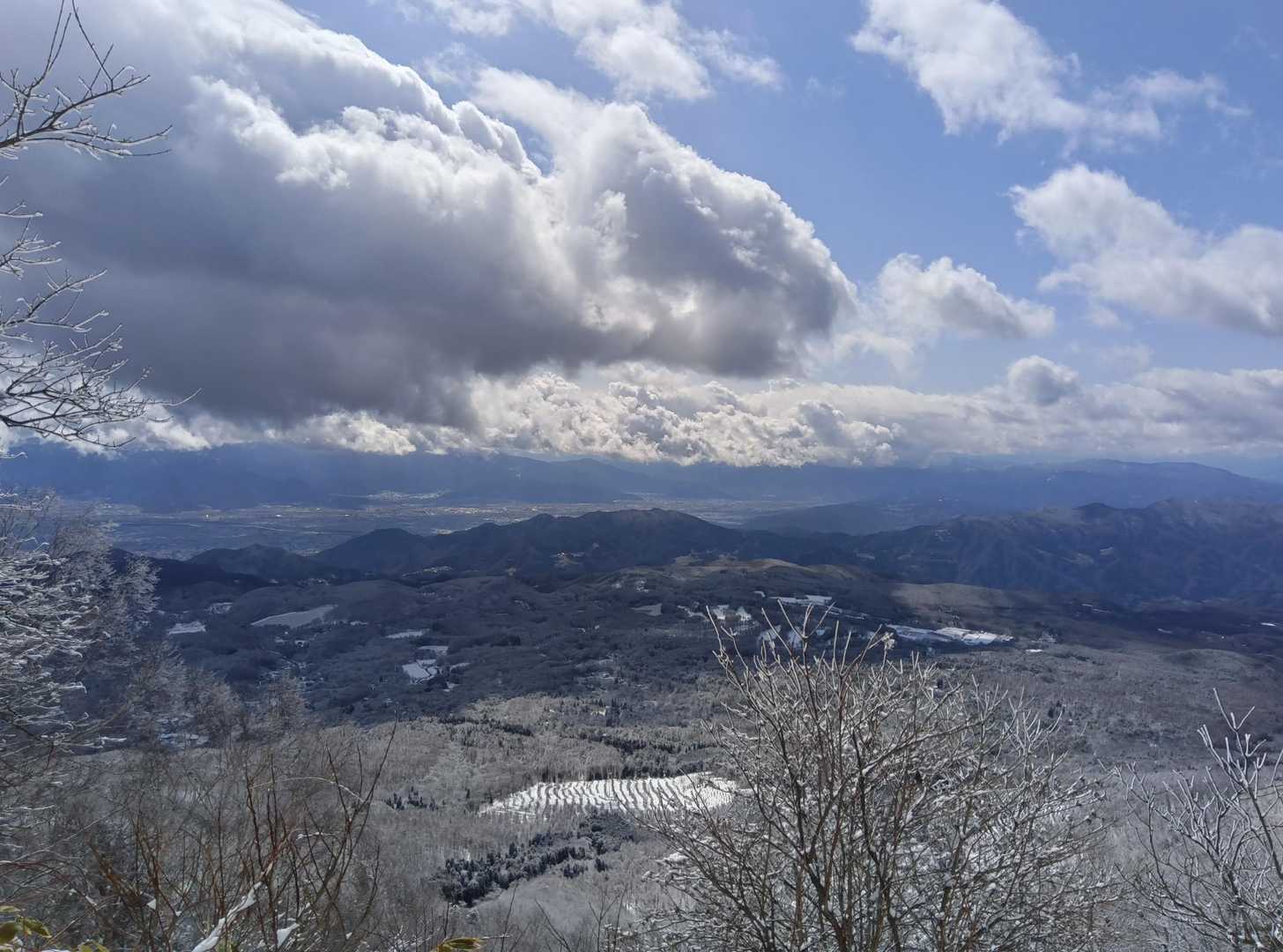 神仏習合の神・飯縄大権現を祀り、十三仏の石仏が見守る修験と信仰の山の写真