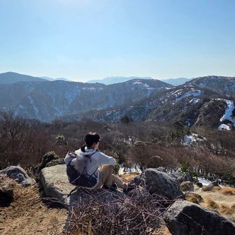 今日歩いてきた山たちを眺めてる
