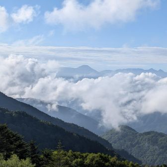 美ヶ原長和町営駐車場着。既に満車寸前でした😅。
蓼科山と北八ヶ岳の山々が迎えてくれた。