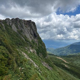登山道からみた乳頭山山頂