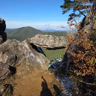 「鬼の架け橋」はこんな感じです。
石の向こう側は谷になっています