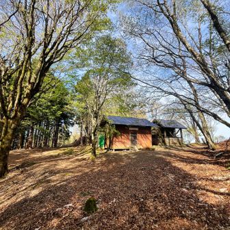 伯母子峠到着。伯母子岳避難小屋の中を一瞬のぞかせていただきました。3名？在室中。
私はイワナ、ヤマメと同じくらい音に敏感なので、独りで寝ます。:-))))
〔翌日、これが正解だったことが分かりました。後述。〕