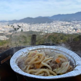 開けた場所で
山メシ🫡
今日はすき家の
すき焼きうどん定食
テイクアウト
🥚と🍚も付いてるよ！