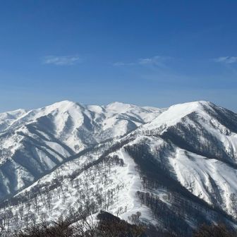 早速この眺め
牛形山、鷲ヶ森山、奥に南本内岳