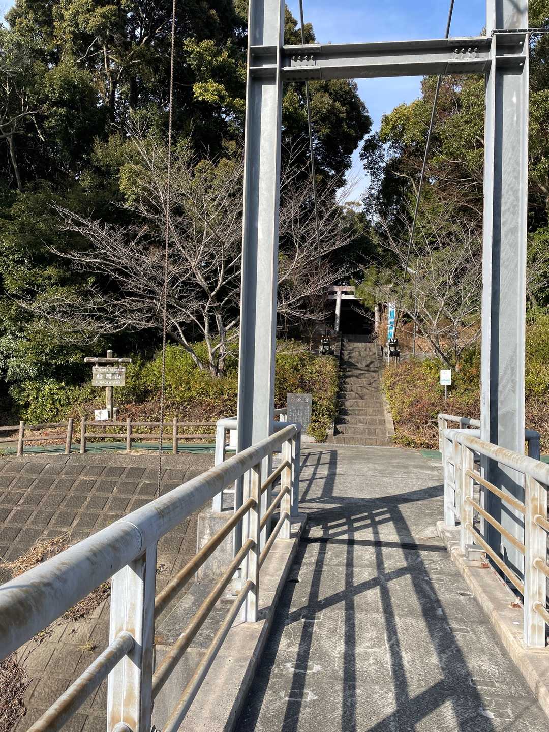 正面が船岡山の山頂で、そこに厳島神社があります。