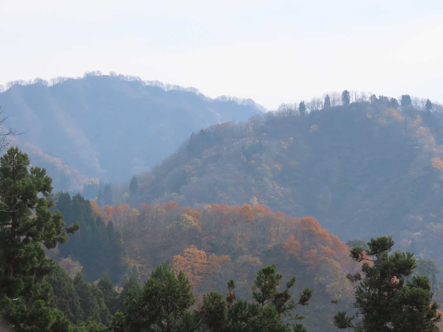鋸山（左）と風谷山（右）、鋸山山頂に、