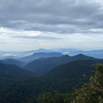 山頂から遠くに榛名山を望む。