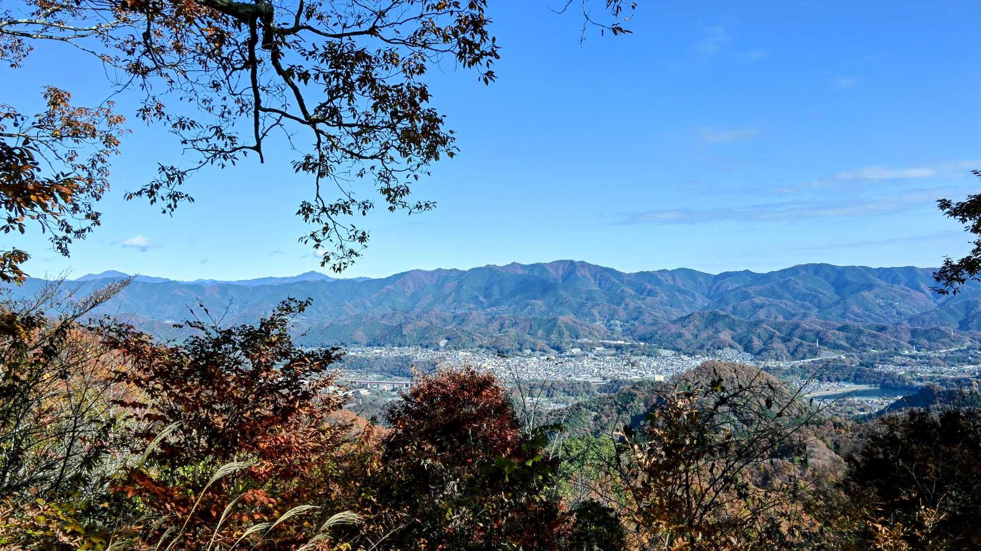 左に御前山、大岳山