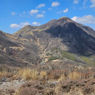 圧倒的な存在感の三俣山✨