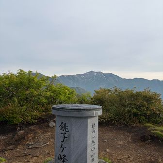銚子ヶ峰に到着
別山までまだ遠い...
一息入れて、靴下を絞って再出発です