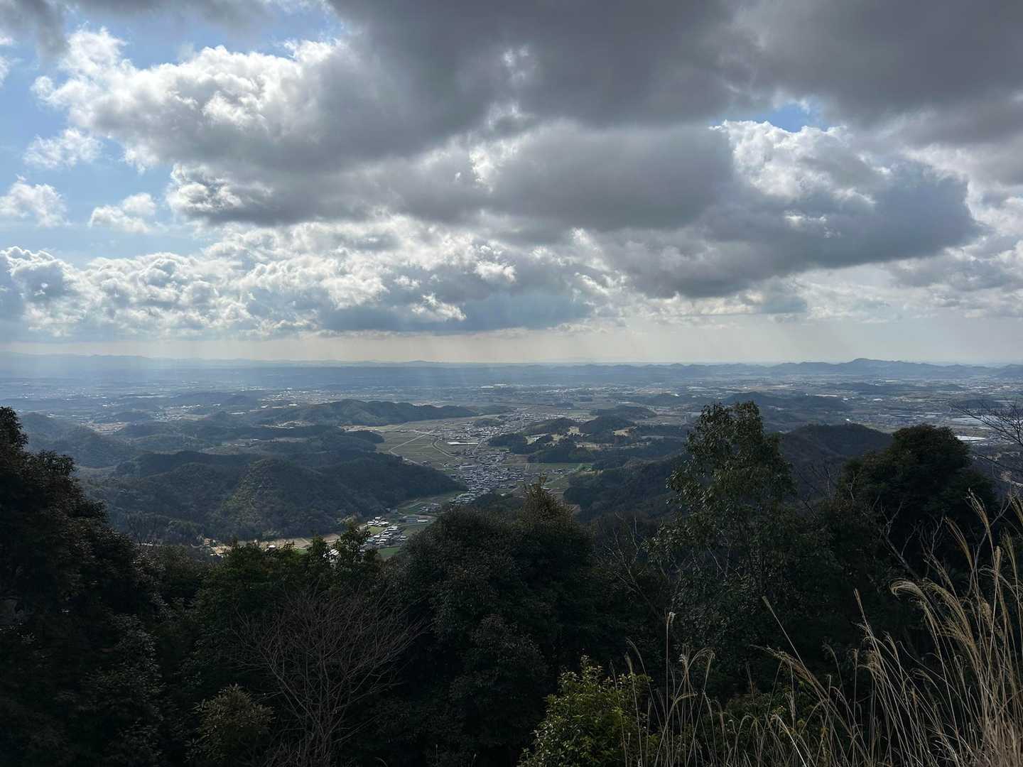 鎌倉山で休憩してると真上に黒い雲。いきなり霰（あられ）が降って来ました。双眼鏡の上に屋根があったので良かった。