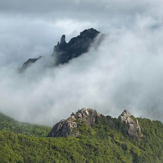 ガスの中から、ふと姿を見せる瑞牆山