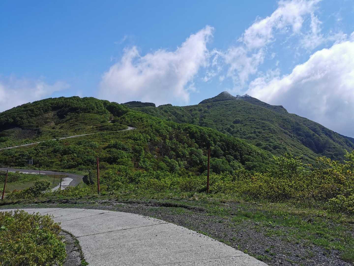 おぉ！急に青空が✨
↗あれが金北山山頂です
しかしずっと舗装路なのね…