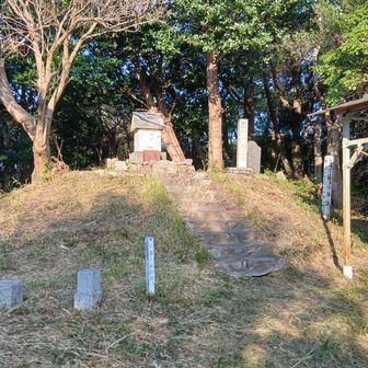山頂。低山ながらヤマトタケル伝説、お狐さん伝説、兎さん伝説等が伝承されてます。