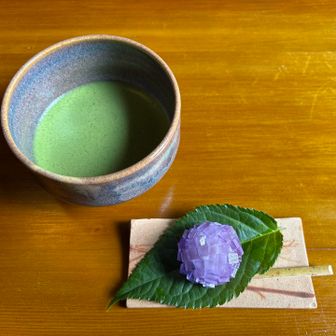 北鎌倉駅に戻り、御菓子司こまきさんで、私の中では幻と化しているあじさいの上生菓子
細かい正方形の寒天であじさいの花びらを表現し、中は白い餡
あっさりとした上品なお味でした
この時期限定、完売必須の逸品です