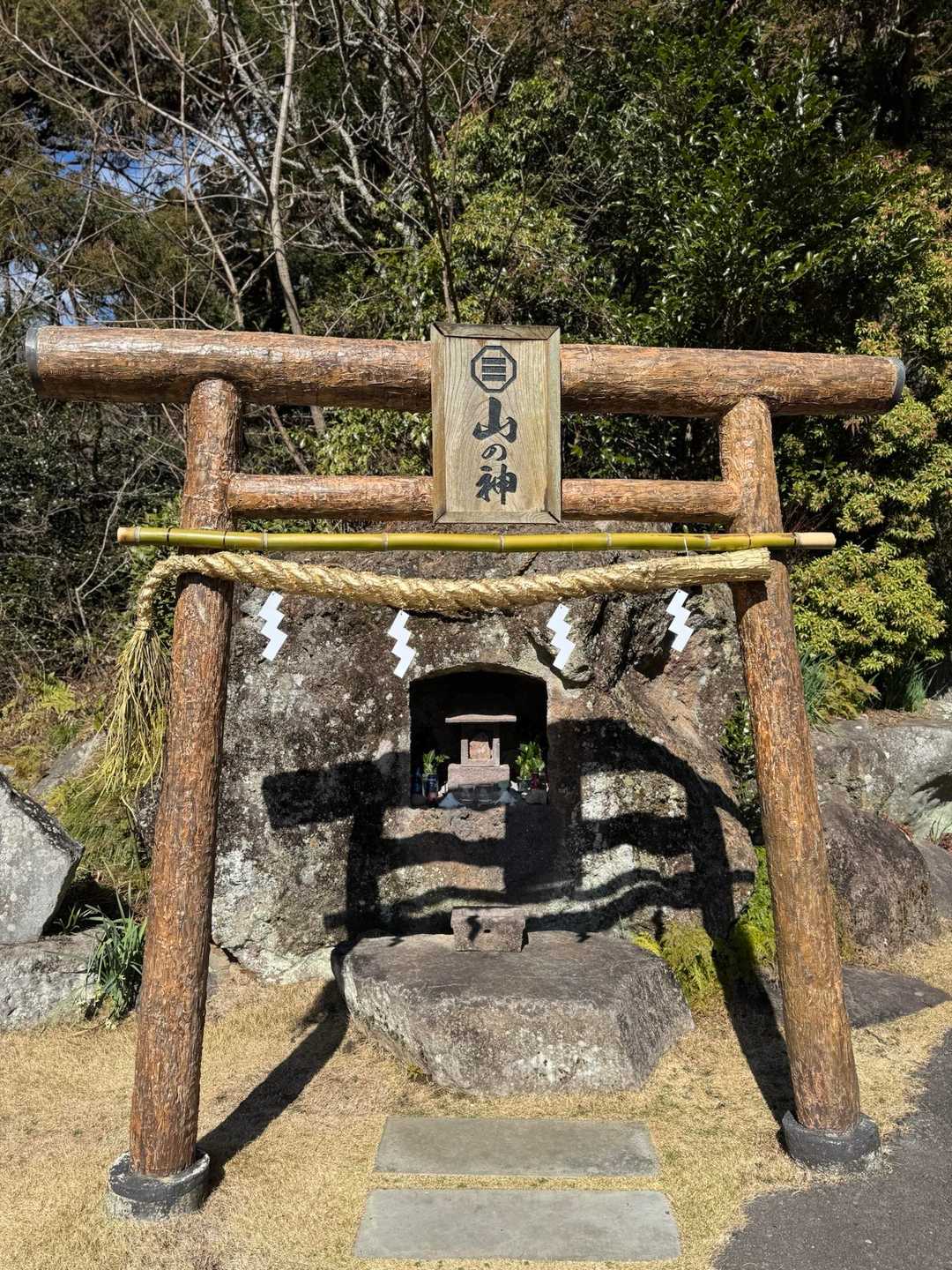鍛冶屋の山の神⛩️江戸末期、地元の山仲間が山の幸に感謝し仕事の安全を願って祀ったものだそうな。