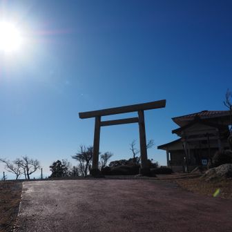 御嶽大権現の後ろに続く登山道へ
→郡界尾根
踏み跡テープあり、この時期なら明瞭、峠に降るところはややルート見失いがちと感じました