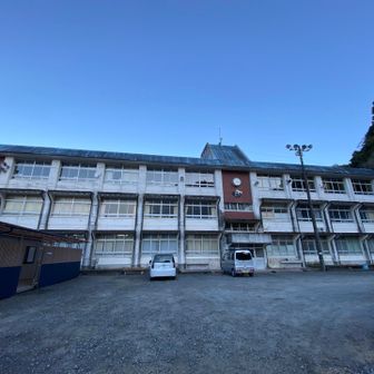 いつもの駐車場、朝はガラガラでした。
カメラの充電が無い事に気付き愕然、昨日ザックに入れる時にスイッチが入ってしまったかもです、広角レンズデビューの予定でしたが、車で留守番です😵