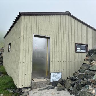雪倉岳直下の避難小屋到着。ここから雪倉岳まで今日の最大の登りです。