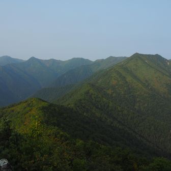 コレが快晴なんだわ～

黄砂？PM2.5？？
秋霞とは俳句に謳われるような情緒あるものではありませんで。。。

下山してからロシアの山火事ニュースをきかされた。18時台の天気予報で浜崎さんも話題にしていたし、ネットでも「北海道の空にまで影響が」と、わんわん書かれているし、霞の影響はいつまで続くのであろう？それよりもロシアの広大な森林が光合成勢力を減少させるなどあってはならぬこと！