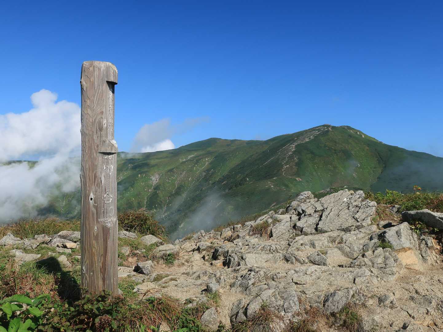 草履塚到着～🤗。
その昔、山岳信仰の飯豊山へ詣でる際に履き替えた草鞋が積まれ塚となったそうな。。。