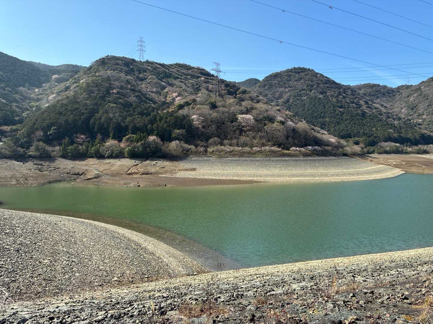 五葉湖

山がところどころピンクで、春の色
昨日雨が降りましたが、まだまだ水量が少ないのが残念です