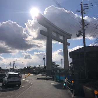 銀色に　輝く鳥居　チタンかな⁈