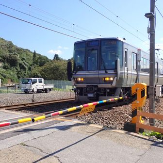 地元の方と話をしているうち　電車通過