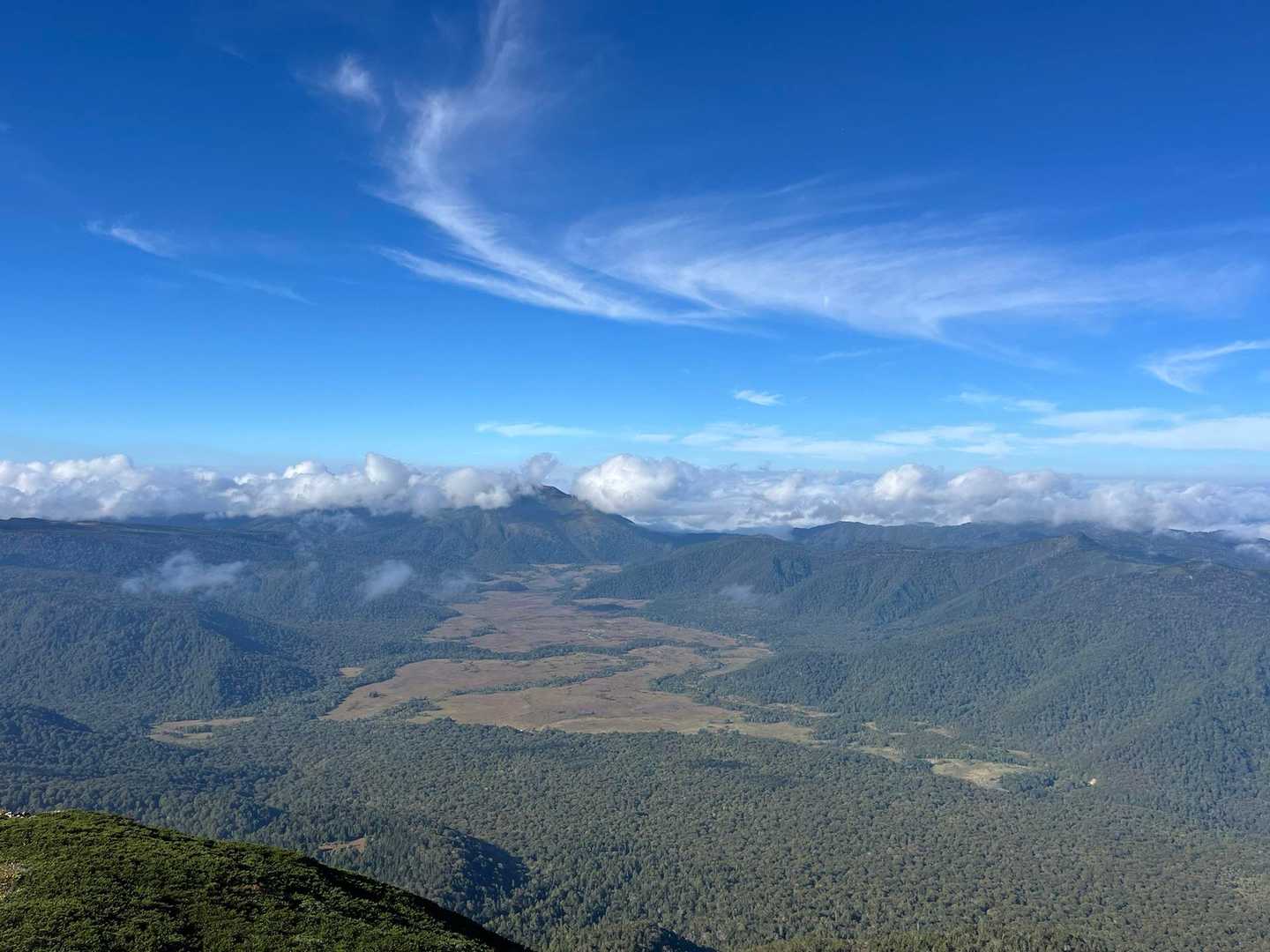 山頂から尾瀬ヶ原と至仏山