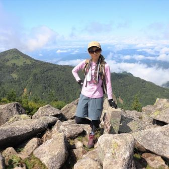 湯ノ丸山北峰到着～。
烏帽子岳が見えた！