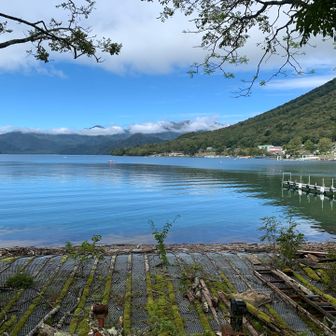 気持ちいいお天気の中、のんびり湖畔をお散歩気分！